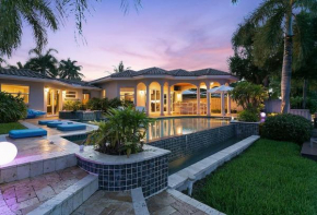 Luxury Waterfront & Infinity Pool/Hot Tub SLEEPS 8